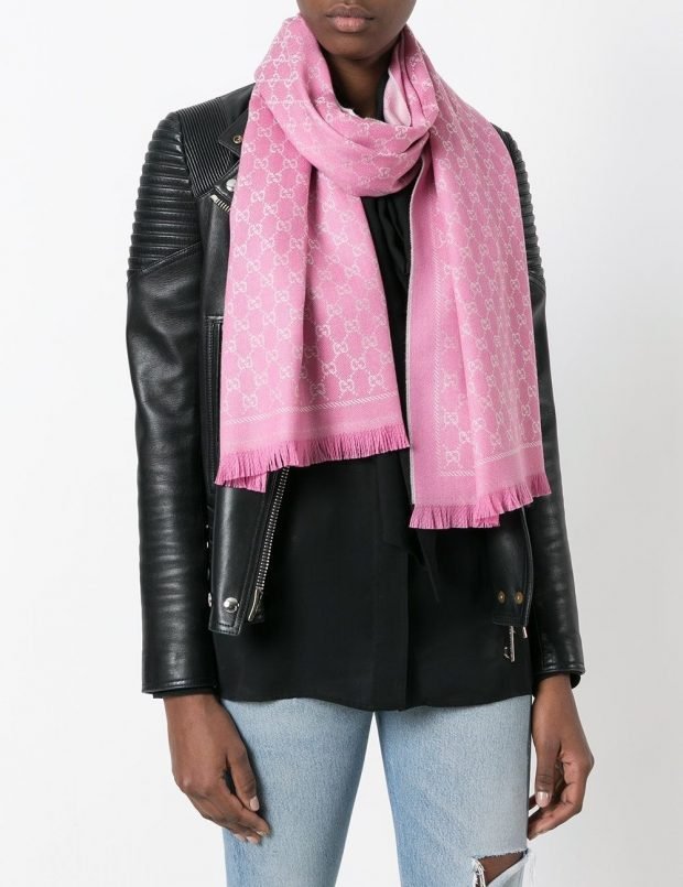 модные шарфы 2019 2020: розовый тканевый