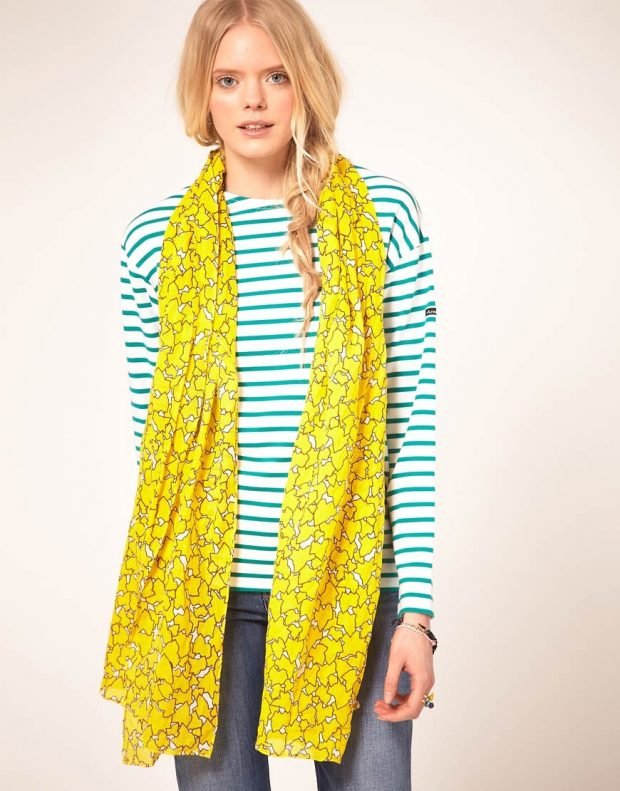 модные шарфы 2019 2020: желтый с принтом