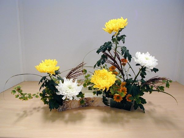 Икебана с хризантемой