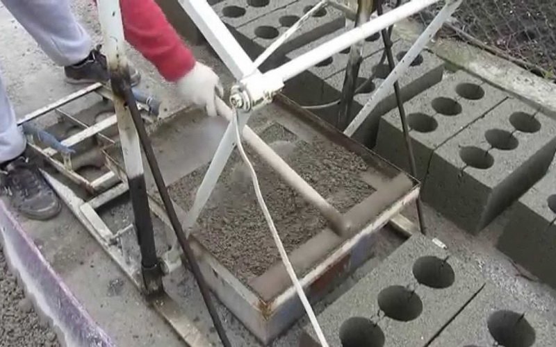 Изготовление строительных бетонных блоков своими руками в домашних условиях