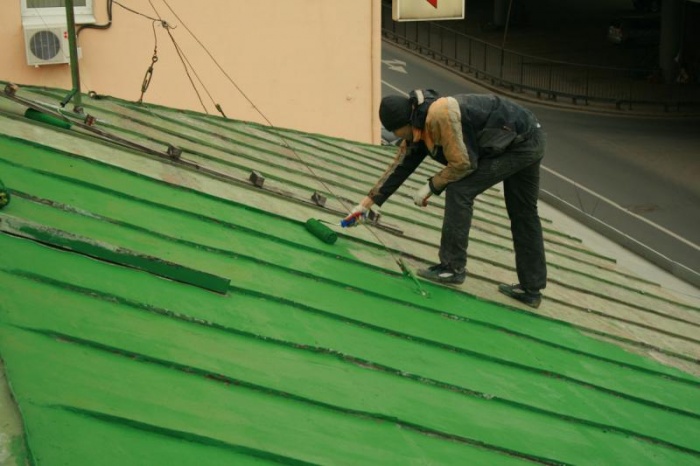  красить железную крышу дома – резиновая краска для оцинкованной и .