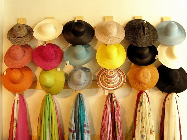 Интерьерный декор шляпами: множество интересных вариантов, фото № 50