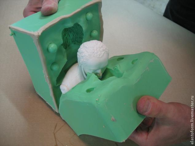 Урок по работе с силиконом: как сделать фому из 2 частей для статуэтки, фото № 9