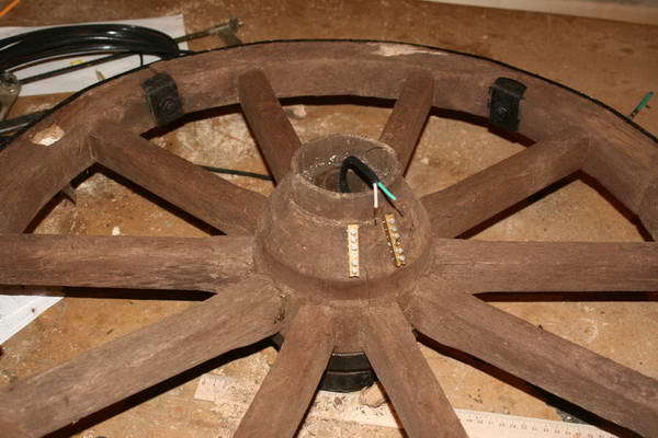 Деревенская люстра из колеса от телеги, фото № 13