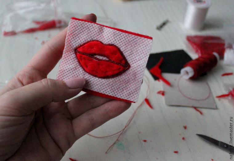 Создаем стильную объемную брошь из бисера «Red Lips», фото № 13