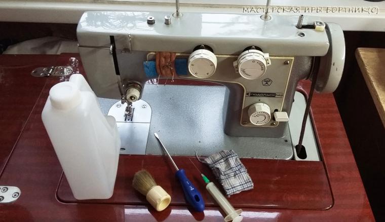 Как смазать маслом старую швейную машинку. Техобслуживание швейных машинок «Зингер»,«Веритас», «Подольск-142», фото № 1