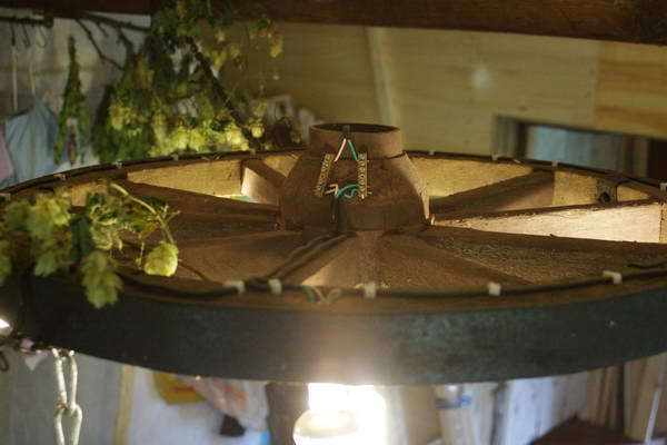 Деревенская люстра из колеса от телеги, фото № 18