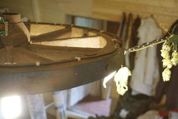 Деревенская люстра из колеса от телеги, фото № 19