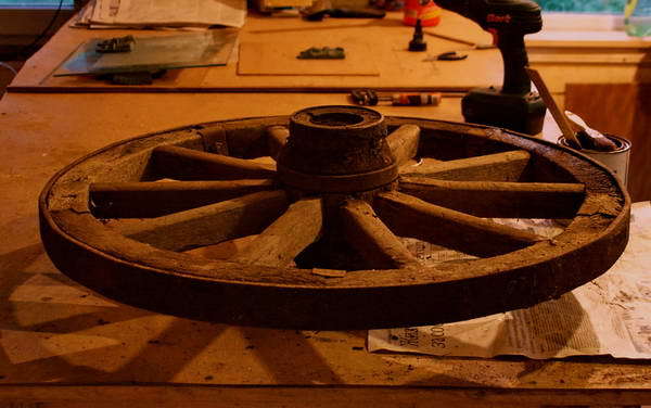 Деревенская люстра из колеса от телеги, фото № 2