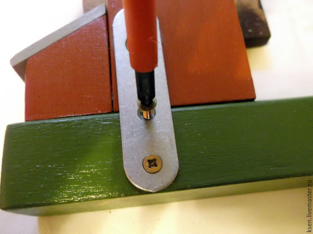Как сделать уютную настенную ключницу в виде домика, фото № 45