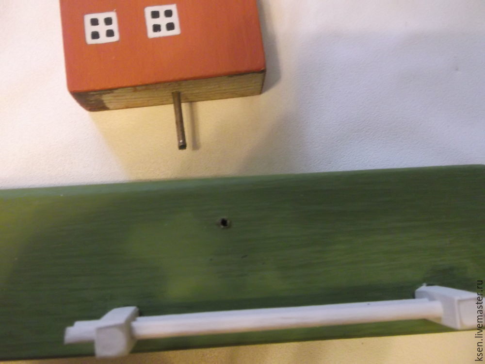 Как сделать уютную настенную ключницу в виде домика, фото № 38