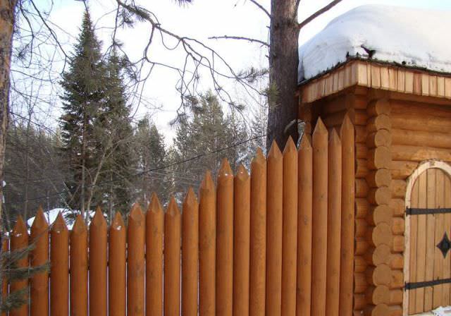 Качественный и надежный забор из бревна на даче