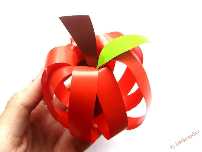 Объемное яблоко из цветной бумаги 16