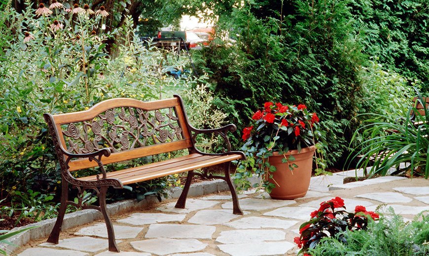 Красивая скамейка в саду