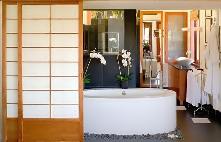 Классический японский стиль декора ванной - это бумажные перегородки и галька вокруг ванной