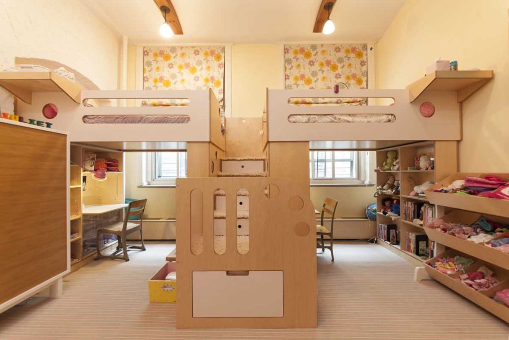 Корпусная мебель в детской комнате