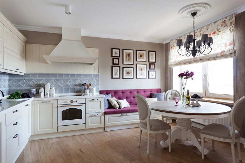 Фиолетовый диванчик у стены кухни-столовой
