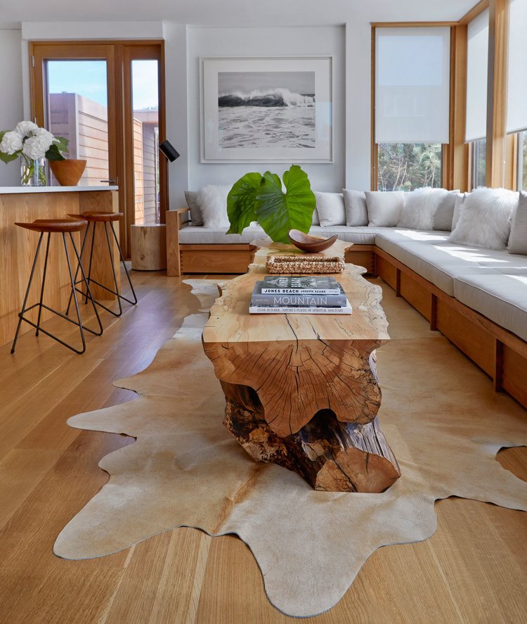 Журнальный столик из массива дерева в просторной кухне