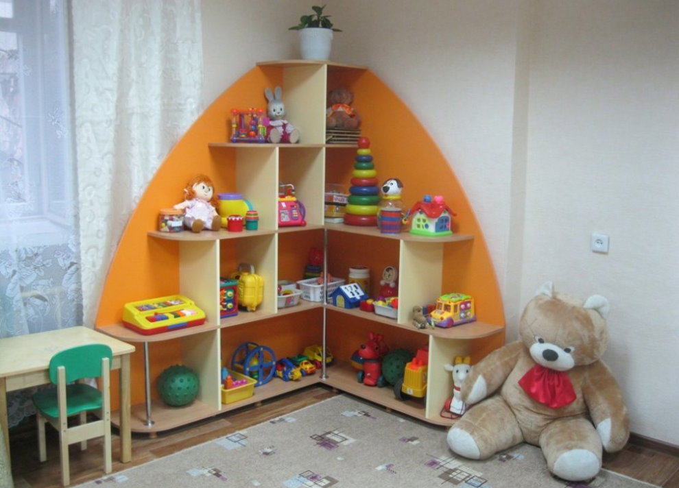 Угловой стеллаж в комнате ребенка дошкольного возраста