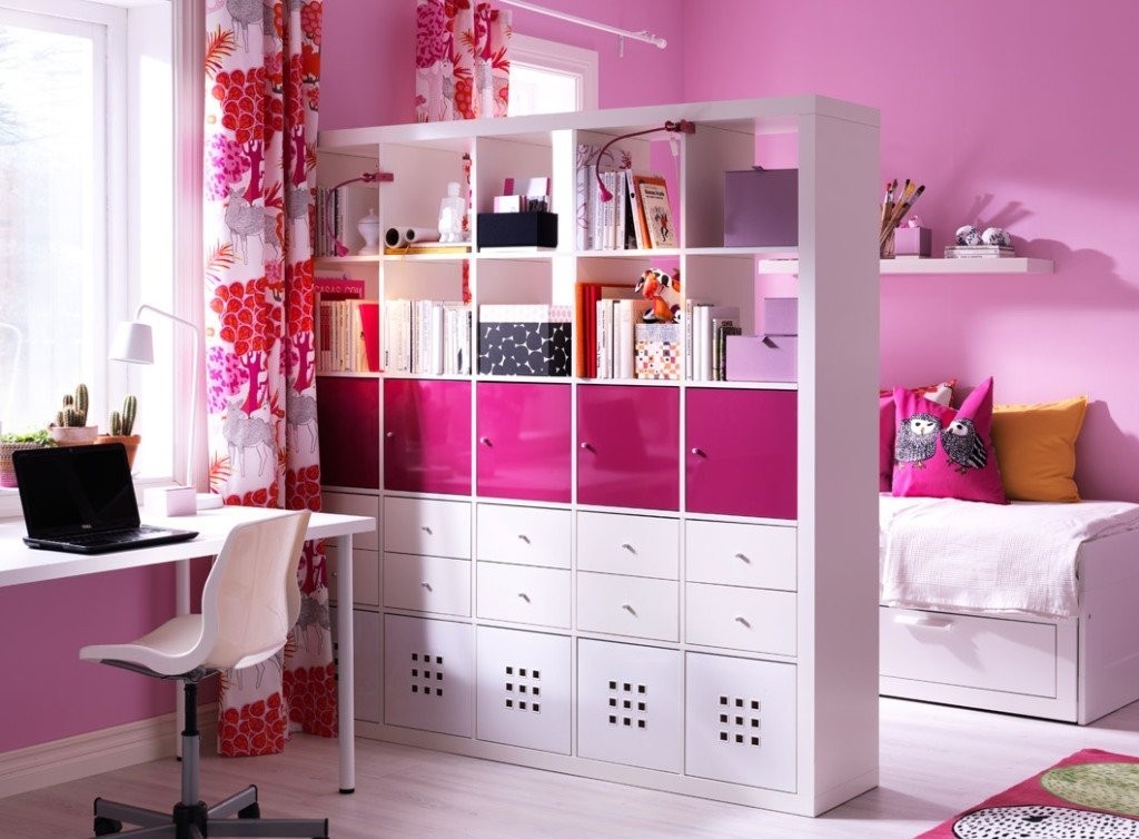 Белый стеллаж в комнате с розовыми стенами