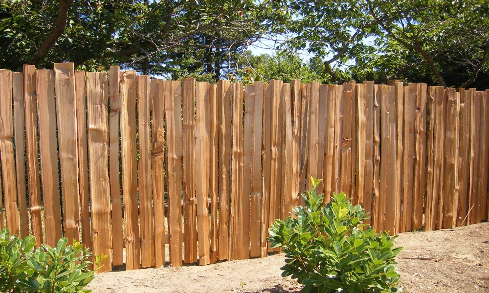 деревянный забор в деревне