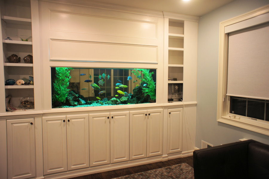 Мебельная стенка со встроенным аквариумом в природном стиле