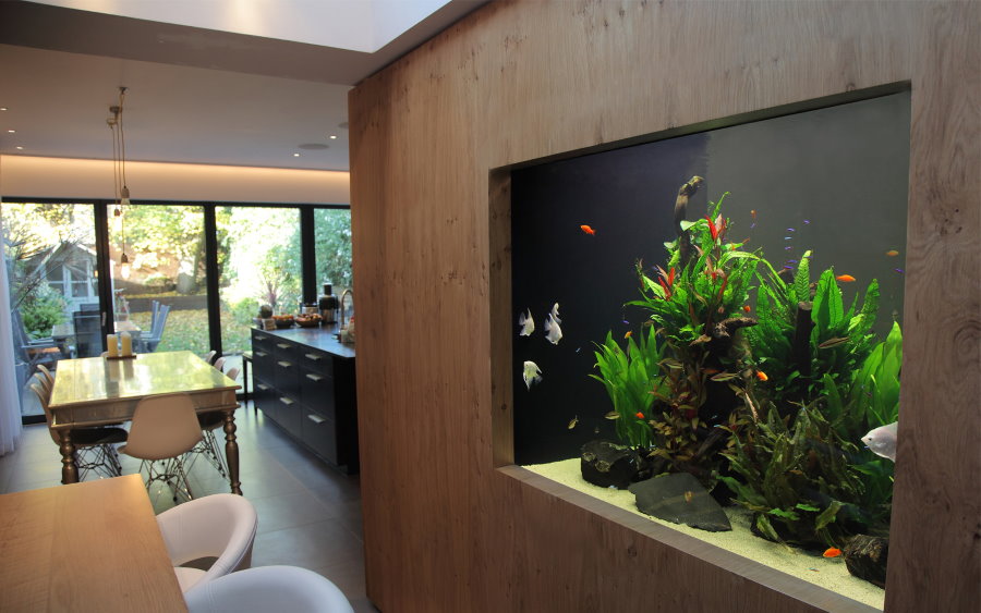 Деревянная отделка перегородки с аквариумом в природном стиле