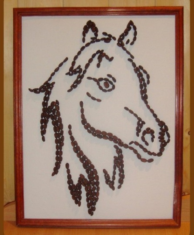 Картина из кофейных зерен лошадь
