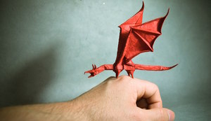 Оригами дракон из красной бумаги и клея