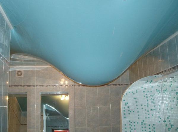 Натяжной потолок способен держать воду на протяжении 2-3 дней 