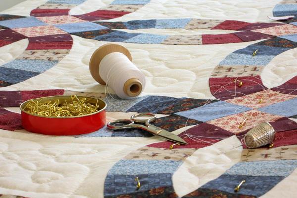Для изготовления лоскутного одеяла потребуются несложные приспособления, имеющиеся в наличии у каждой домашней хозяйки