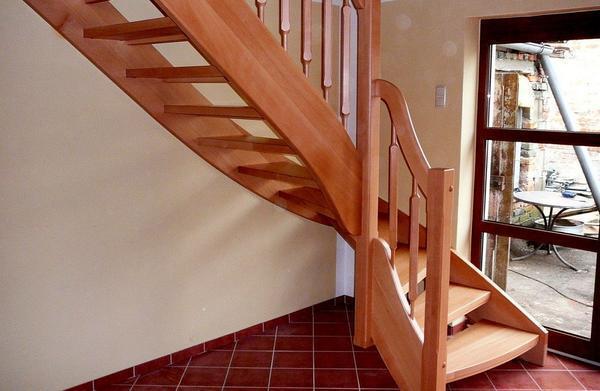 Деревянные лестницы хорошо вписываются как в классический, так и в современный интерьер 