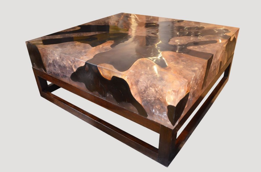 Журнальный столик с большим слоем смолы под камень