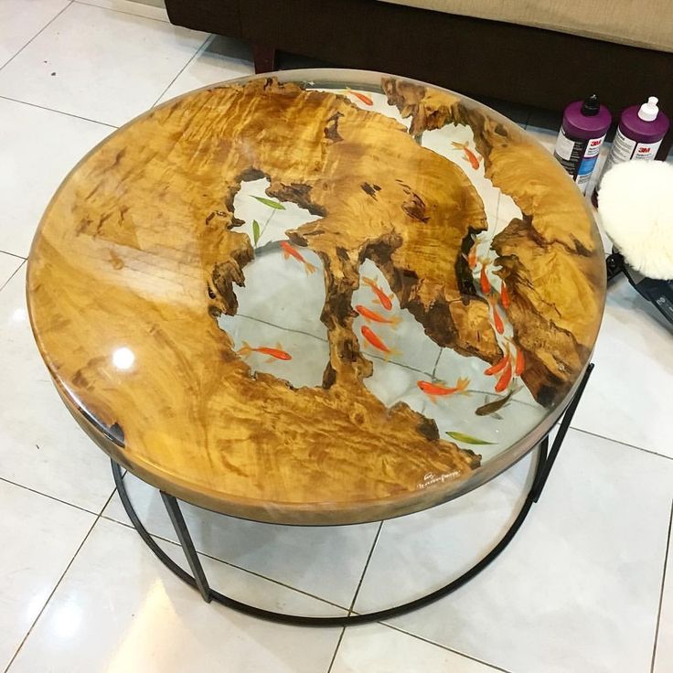 стол с имитацией аквариума с карпами