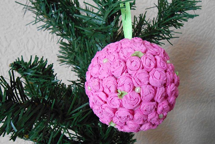 Если сделать несколько разнокалиберных шариков с цветочным украшением, то елочка будет украшена в едином стиле