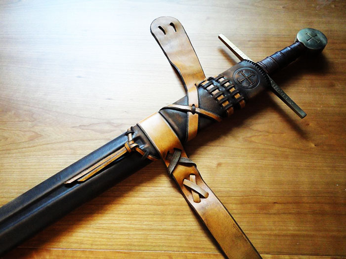 Для игрушечного меча можно сделать красивые ножны, как у героев фильмов