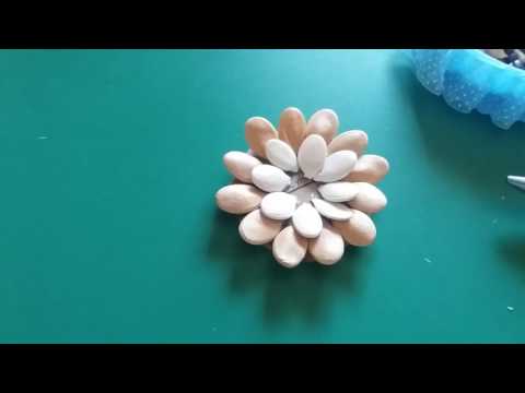 Оригинальный цветочек из семян тыквы, как элемент декора