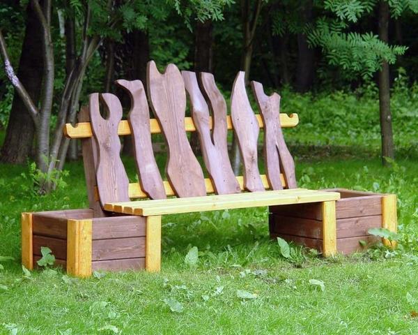 Садовая скамейка с кадками для растений. Фото с сайта sovetclub.ru