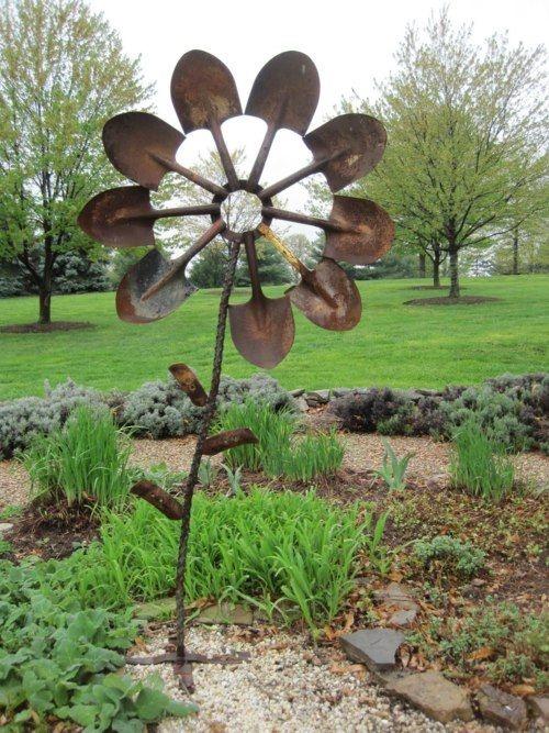 Садовая скульптура - цветок из лопат