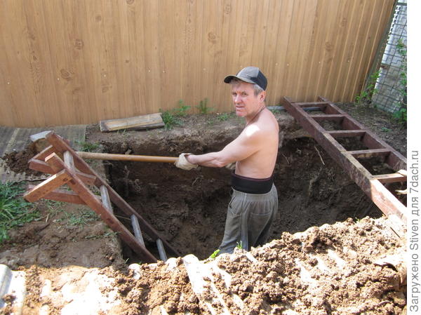 Муж сам выкопал яму для септика