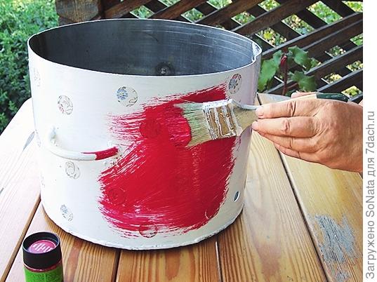 Окрасьте поверхность красной фасадной краской и высушите
