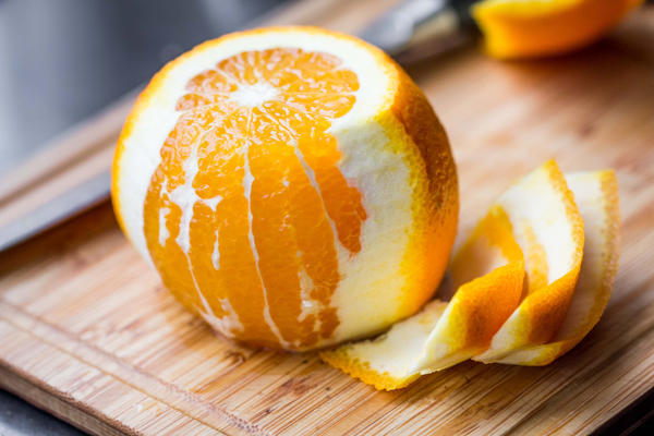 Корки апельсинов перед сушкой лучше измельчить