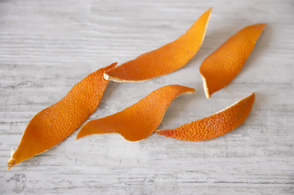 Кожура апельсинов избавляет дачные шкафы от затхлого запаха