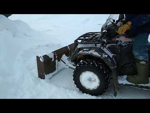 Снегоотвал для квадроцикла (часть 2) убираем снег