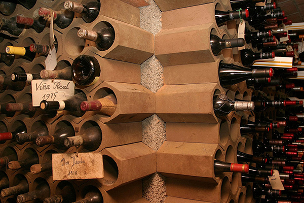 Полка из труб для хранения вина