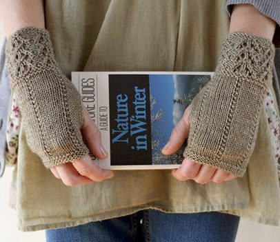 Knitting pattern for Fee-Bee fingerless mitts