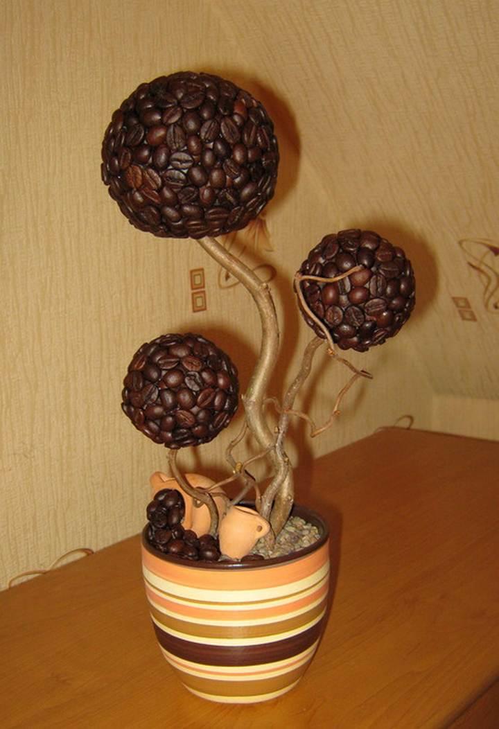 Ароматное деревце из кофейных зерен будет долгое время обращать на себя внимание