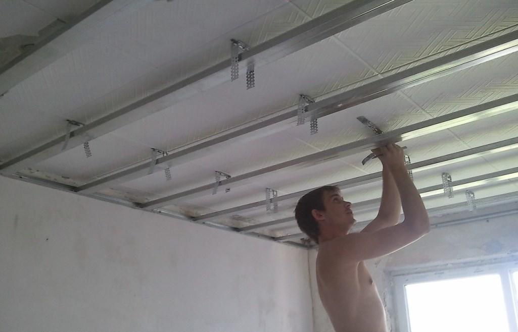 Если тщательно ознакомиться с инструкцией по монтажу гипсокартонных листов к потолку, тогда можно произвести установку навесного потолка самостоятельно 