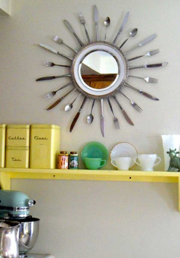 Рама для зеркала в форме солнца из столовых приборов