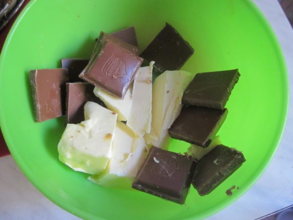 Кусочки шоколада в миске